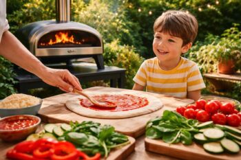 découvrez comment préparer une pizza maison saine et savoureuse avec des légumes, spécialement conçue pour les enfants, en utilisant un four weber ou ooni pour un goût authentique.
